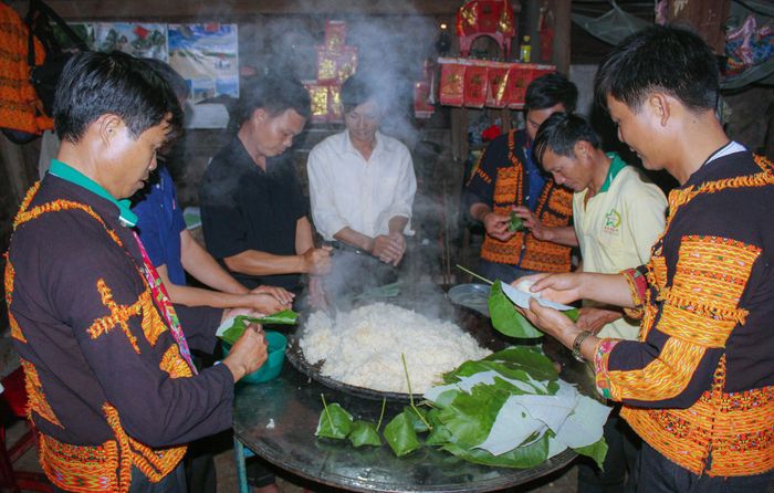 Người Dao làm các loại bánh truyền thống trong ngày lễ
