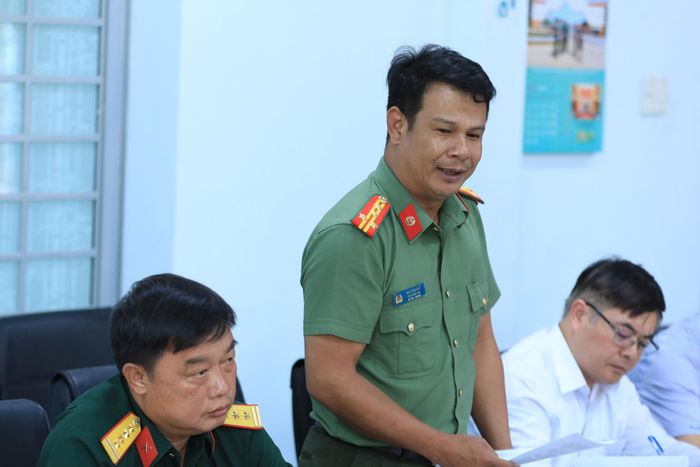 Đại tá Nay Gia Phú, Phó Giám đốc Công an tỉnh Lâm Đồng báo cáo về tình hình giữ gìn an ninh, trật tự tại Đắk Wil