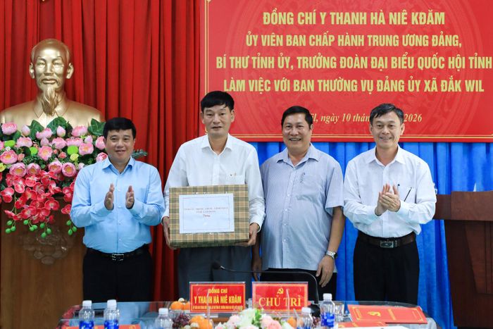 Ủy viên Ban Chấp hành Trung ương Đảng, Bí thư Tỉnh ủy, Trưởng Đoàn ĐBQH tỉnh Lâm Đồng Y Thanh Hà Niê Kđăm tặng quà cho Đảng ủy, UBND, Ủy ban MTTQ Việt Nam xã Đắk Wil