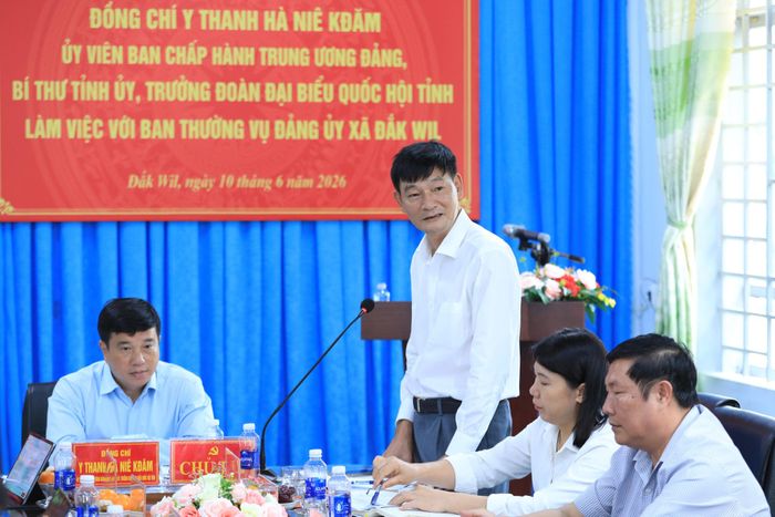 Tỉnh ủy viên, Bí thư Đảng ủy xã Đắk Wil Hoàng Văn Thuần phát biểu về định hướng phát triển địa phương và nhu cầu đầu tư hạ tầng