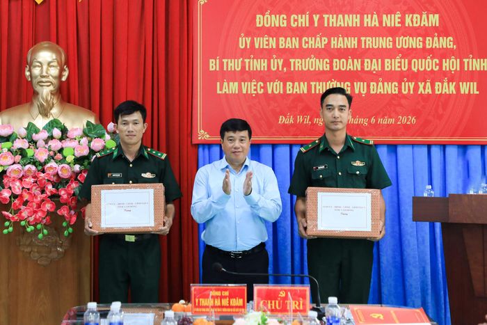Ủy viên Ban Chấp hành Trung ương Đảng, Bí thư Tỉnh ủy, Trưởng Đoàn ĐBQH tỉnh Lâm Đồng Y Thanh Hà Niê Kđăm tặng quà cho 2 đồn biên phòng trên địa bàn xã biên giới Đắk Wil
