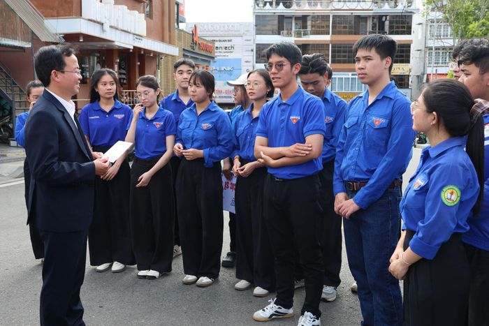 Lãnh đạo phường Xuân Hương - Đà Lạt động viên lực lượng thanh niên, tình nguyện viên hỗ trợ kỳ thi