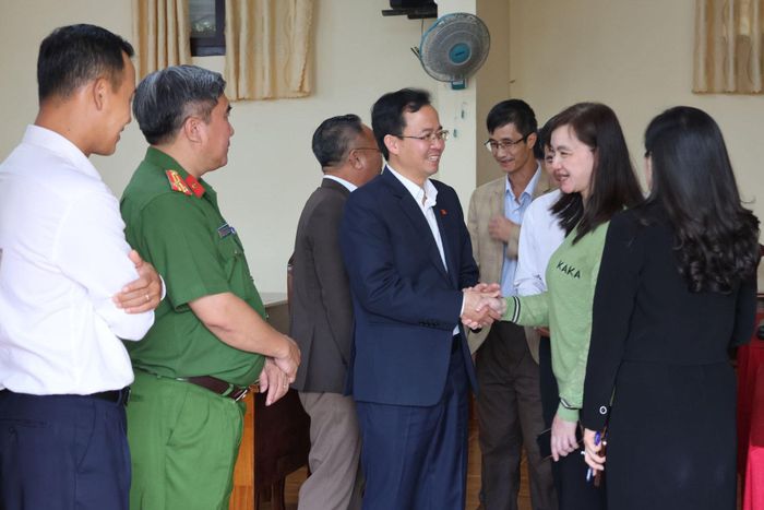 Bí thư Đảng ủy Phường Xuân Hương - Đà Lạt Nguyễn Văn Lộc nắm tình hình, động viên giáo viên thực hiện nhiệm vụ tại Kỳ thi tốt nghiệp THPT năm 2026
