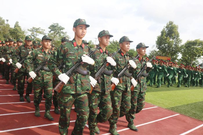 Chiến sĩ mới diễu hành