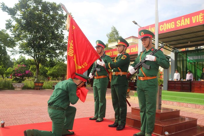 Chiến sĩ mới thực hiện nghi thức tuyên thệ dưới Quân kỳ Quyết thắng