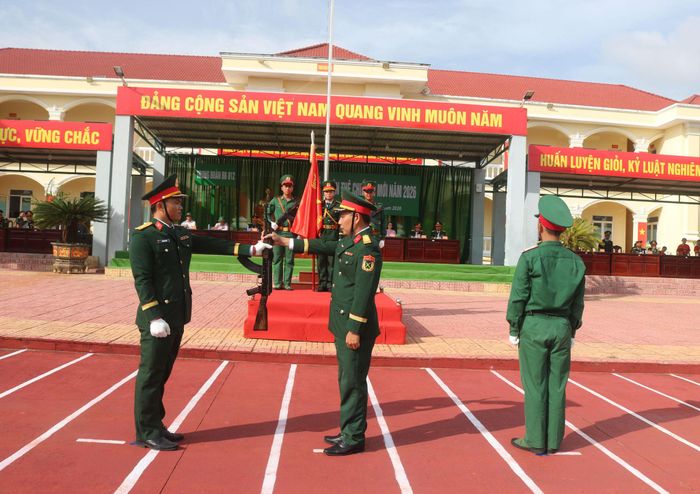 Thực hiện nghi thức trao súng cho chiến sĩ mới tại lễ tuyên thệ