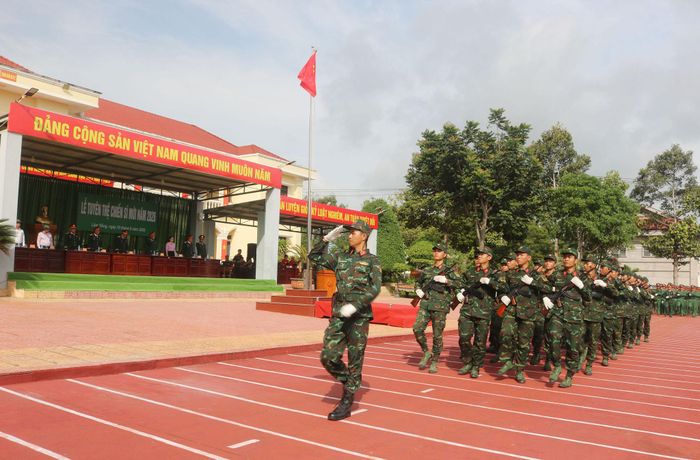 Thực hiện nghi thức diễu duyệt đội ngũ