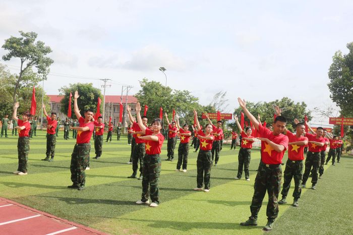 Kết thúc buổi lễ, trung đoàn biểu diễn một số tiết mục nhảy dân vũ, võ thuật