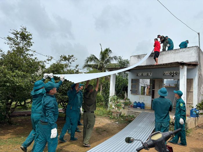 Nhanh chóng lợp lại mái nhà giúp người dân ổn định cuộc sống