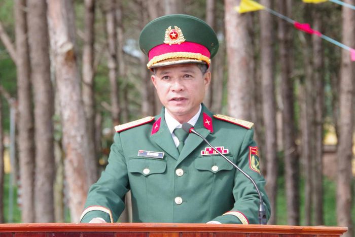 Đại tá Lê Anh Vương, Phó Chỉ huy trưởng, Tham mưu trưởng Bộ Chỉ huy Quân sự tỉnh phát biểu giao nhiệm vụ cho chiến sĩ mới