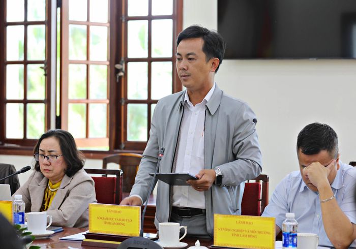 Lãnh đạo Sở Giáo dục và Đào tạo báo cáo tình hình xây dựng phong trào "Toàn dân bảo vệ ANTQ" trong ngành thời gian qua