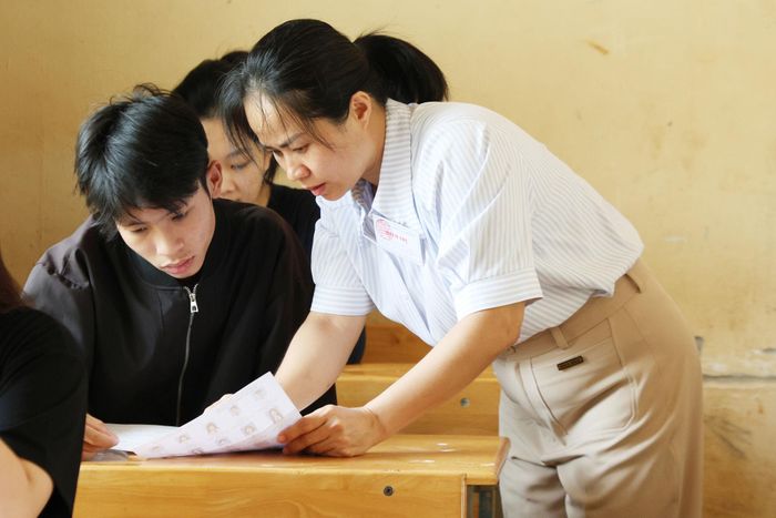 Cán bộ coi thi kiểm tra, đối chiếu thông tin thí sinh dự thi tại điểm thi Trường THPT Chu Văn An - Gia Nghĩa