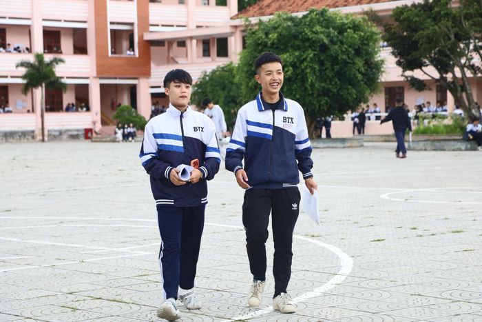 Các thí sinh tại điểm thi Trường THPT Bùi Thị Xuân - Đà Lạt đến trường từ sớm để làm thủ tục dự Kỳ thi tốt nghiệp THPT năm 2026