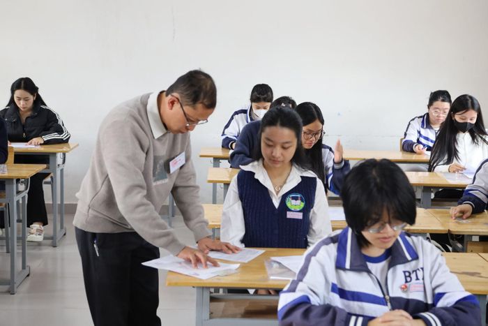 Cán bộ coi thi tại điểm thi Trường THPT Bùi Thị Xuân - Đà Lạt kiểm tra thông tin cá nhân, đối chiếu giấy tờ dự thi của các thí sinh