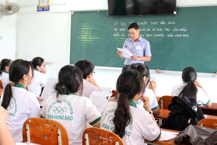 Cán bộ coi thi tại điểm thi Trường THPT Chuyên Trần Hưng Đạo (phường Phú Thủy) phổ biến quy chế thi cho thí sinh