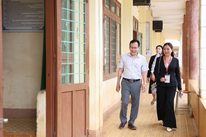 Đoàn công tác của Bộ Giáo dục và Đào tạo kiểm tra tại điểm thi Trường THPT Chu Văn An - Gia Nghĩa