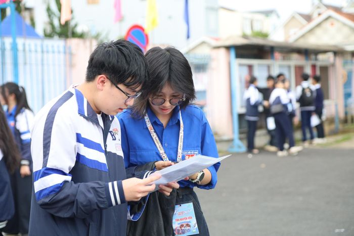Lực lượng tình nguyện viên tham gia hướng dẫn thí sinh tại điểm thi Trường THPT Bùi Thị Xuân - Đà Lạt