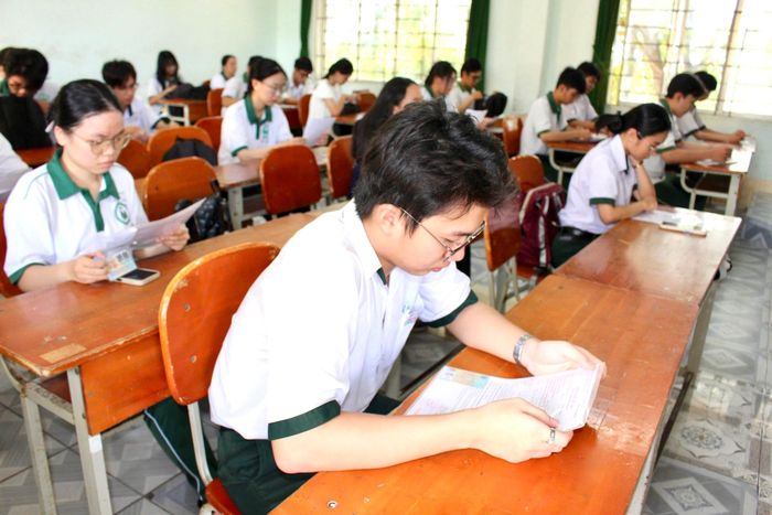 Thí sinh tại điểm thi Trường THPT Chuyên Trần Hưng Đạo (phường Phú Thủy) kiểm tra lại thông tin dự thi