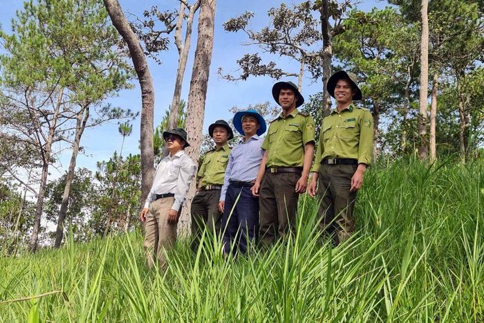 Phó Chủ tịch HĐND tỉnh Y Quang BKrông (ngoài cùng bên phải) kiểm tra hiện trạng rừng tại địa bàn xã Ninh Gia (Ảnh: Nam Phong)