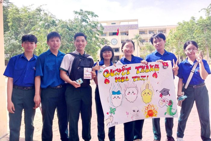 Đoàn viên, thanh niên tình nguyện động viên tinh thần thí sinh dự thi tại điểm thi Trường THPT Chuyên Trần Hưng Đạo (phường Phú Thủy)