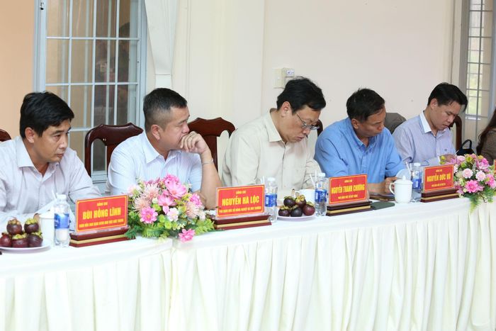 Lãnh đạo các sở, ngành tham dự buổi làm việc
