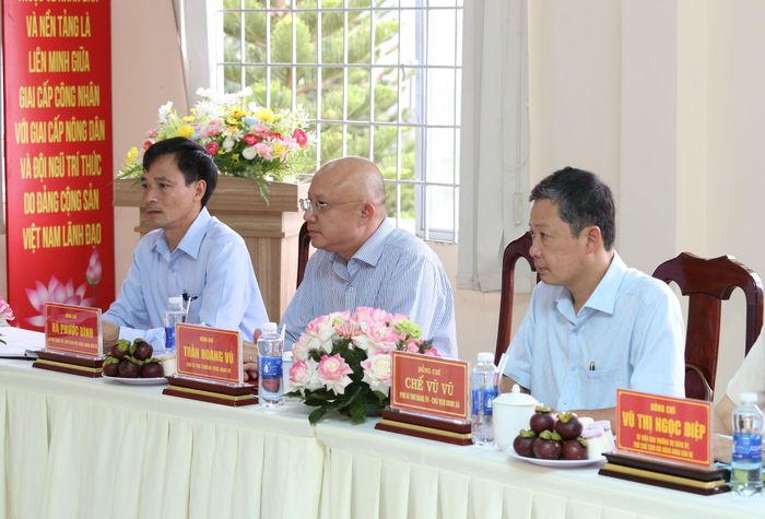 Lãnh đạo xã Tà Hine tham dự buổi làm việc