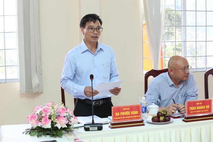 Đồng chí Hà Phước Bình, Bí thư Đảng ủy xã Tà Hine báo cáo tại buổi làm việc