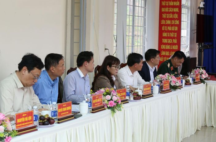 Lãnh đạo các sở, ngành tham dự buổi làm việc