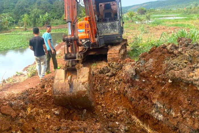 Ngày 6/6, bà Nguyễn Thị Sen thuê người đến đào, nạo vét mương và hầm chứa chất thải tại khu vực điểm tập kết, trung chuyển heo ở bon Phi Glê