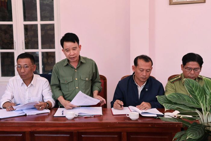 Đại diện Ban Quản lý rừng phòng hộ Lâm Viên báo cáo tại buổi làm việc