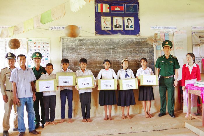 Đồn Biên phòng Cửa khẩu Bu Prăng tặng quà cho các em học sinh Campuchia nhân dịp năm học mới