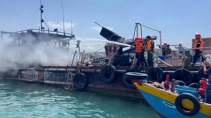Cán bộ, chiến sĩ Đồn Biên phòng Cửa khẩu cảng Liên Hương cứu hộ tàu ngư dân bị cháy trên biển