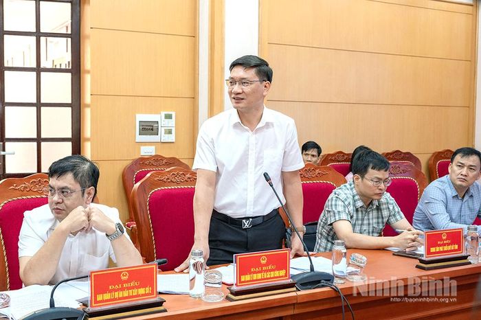 Đại diện lãnh đạo Ban Quản lý Khu Kinh tế và các khu công nghiệp tỉnh phát biểu tại hội nghị.