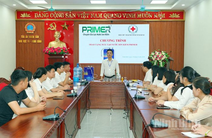 Các đại biểu dự chương trình.