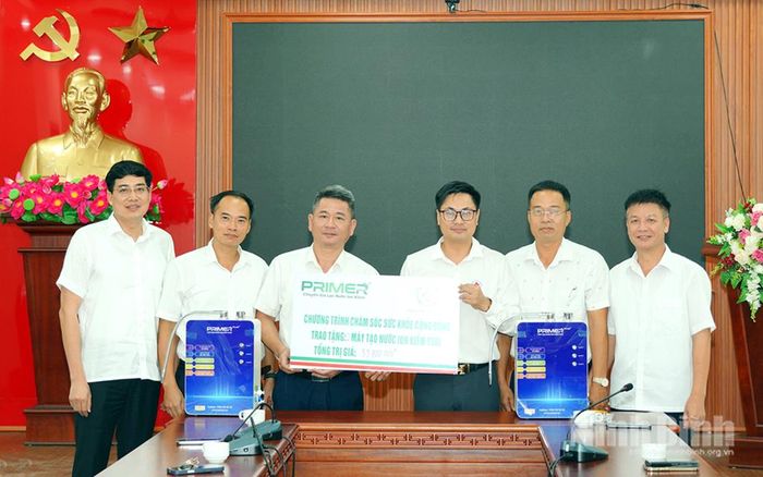Lãnh đạo Hội Chữ thập đỏ tỉnh và đại diện đơn vị tài trợ trao tặng máy tạo ion kiềm tươi cho cán bộ, nhân viên Tòa án nhân dân khu vực 10.