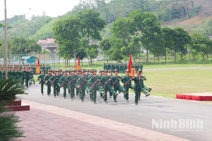Chiến sĩ mới duyệt đội ngũ tại Lễ tuyên thệ.