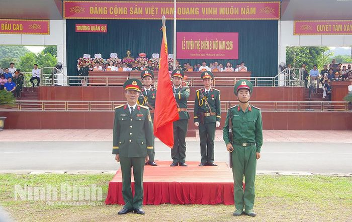 Lãnh đạo Trường Quân sự Quân đoàn 12 thực hiện nghi lễ trao súng cho chiến sĩ mới.