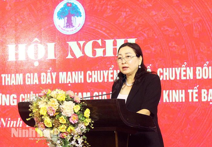 Đồng chí Đinh Thị Lụa, Phó Bí thư Tỉnh ủy, Chủ tịch Ủy ban MTTQ Việt Nam tỉnh phát biểu tại hội nghị.