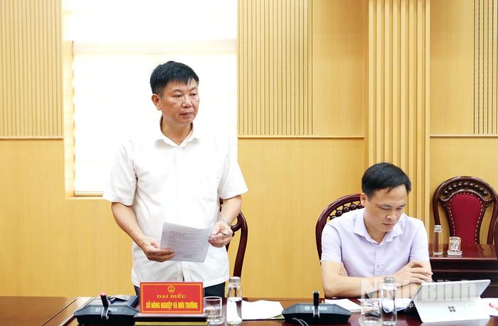 Đại diện lãnh đạo Sở Nông nghiệp và Môi trường báo cáo tiến độ thực hiện kế hoạch của UBND tỉnh.