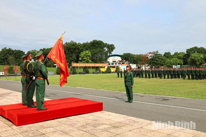 Chiến sỹ mới tuyên thệ dưới lá cờ Tổ quốc.