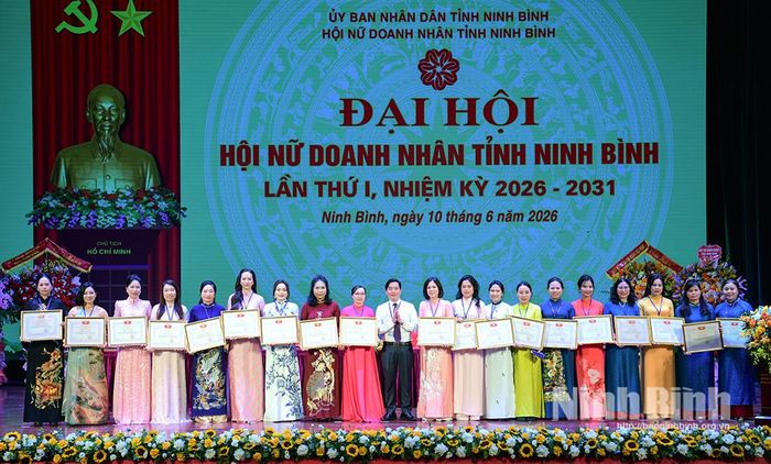 Đồng chí Đinh Trường Sơn, Phó Chủ tịch Ủy ban MTTQ Việt Nam tỉnh trao Bằng khen của Ủy ban MTTQ Việt Nam tỉnh cho các tập thể và cá nhân xuất sắc.