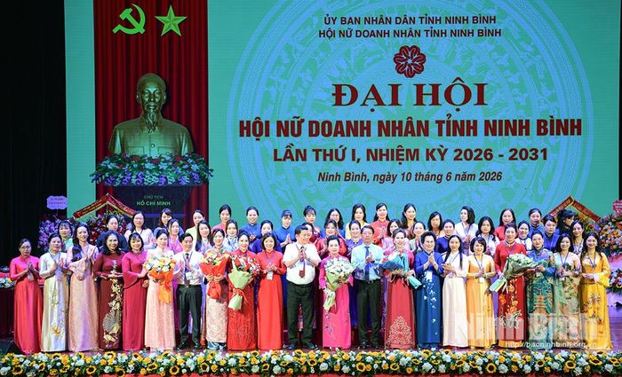 Đồng chí Trần Song Tùng, Ủy viên Ban Thường vụ Tỉnh ủy, Phó Chủ tịch Thường trực UBND tỉnh và đại biểu Trung ương, lãnh đạo Ủy ban MTTQ Việt Nam tỉnh, Hiệp hội Doanh nghiệp tỉnh đại biểu tặng hoa chúc mừng Ban Chấp hành Hội Nữ doanh nhân tỉnh nhiệm kỳ 2026-2O31.