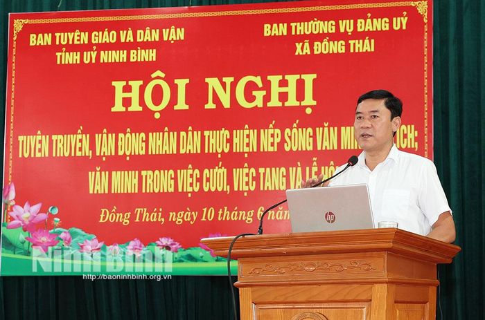 Đồng chí Ngô Thanh Tuân, Phó Giám đốc Sở Văn hóa và Thể thao tỉnh giới thiệu chuyên đề: Thực trạng, nhiệm vụ và giải pháp tuyên truyền, vận động nhân dân thực hiện nếp sống văn minh trong việc cưới, việc tang và lễ hội.