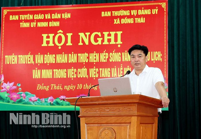 Đồng chí Phạm Duy Phong, Phó Giám đốc Sở Du lịch giới thiệu chuyên đề: Nâng cao công tác tuyên truyền, vận động người dân thực hiện nếp sống văn minh du lịch trên địa bàn tỉnh Ninh Bình.