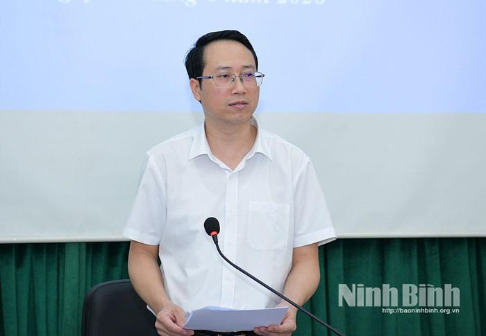 Đồng chí Hoàng Chí Dũng, Phó Giám đốc Sở Công Thương phát biểu tại hội nghị.