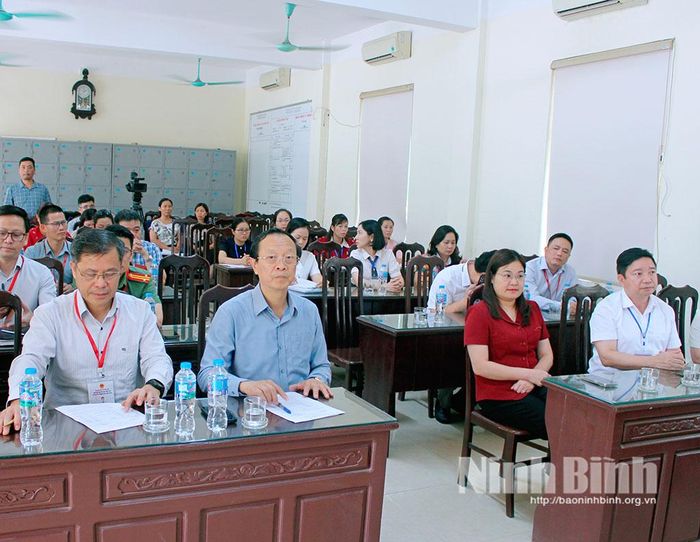 Các đại biểu dự buổi kiểm tra.