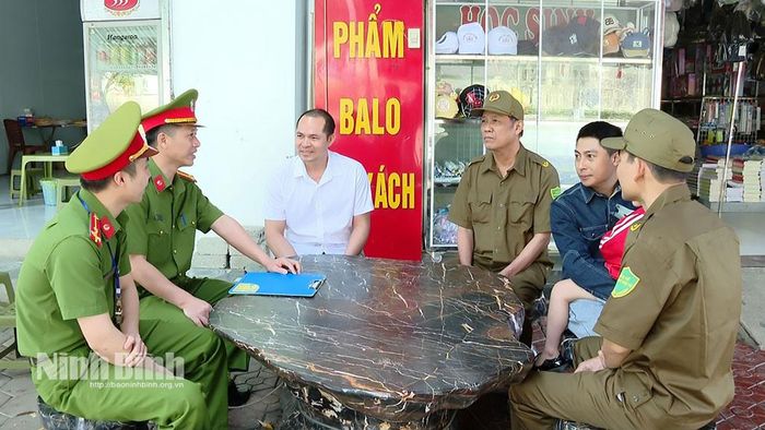 Cán bộ, chiến sĩ Công an tỉnh Ninh Bình tăng cường tuyên truyền, nâng cao nhận thức của người dân về phương thức, thủ đoạn hoạt động của tội phạm đánh bạc, cá độ bóng đá.