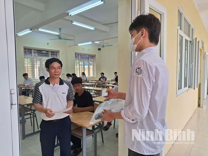 Thí sinh làm thủ tục dự thi tại điểm thi Trường THPT A Thanh Liêm. Ảnh:Anh Tuấn