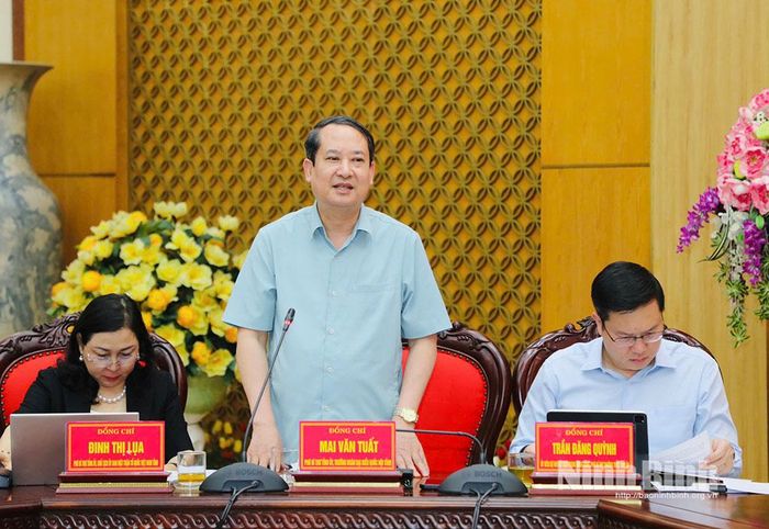 Đồng chí Mai Văn Tuất, Phó Bí thư Tỉnh ủy, Trưởng Đoàn ĐBQH tỉnh phát biểu tại hội nghị.