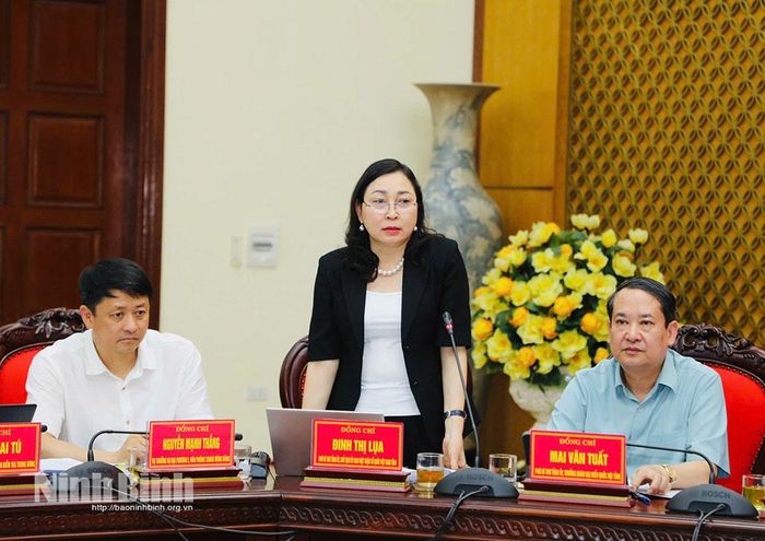 Đồng chí Đinh Thị Lụa, Phó Bí thư Tỉnh ủy, Chủ tịch Ủy ban MTTQ Việt Nam tỉnh phát biểu tại hội nghị.